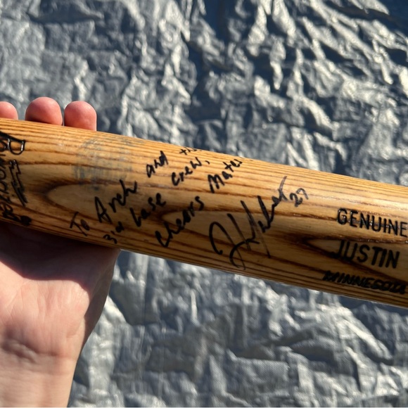 Vintage MLB JUSTIN HUBER MINNESOTA TWINS Autographed Baseball Bat Game Used - Picture 3 of 6